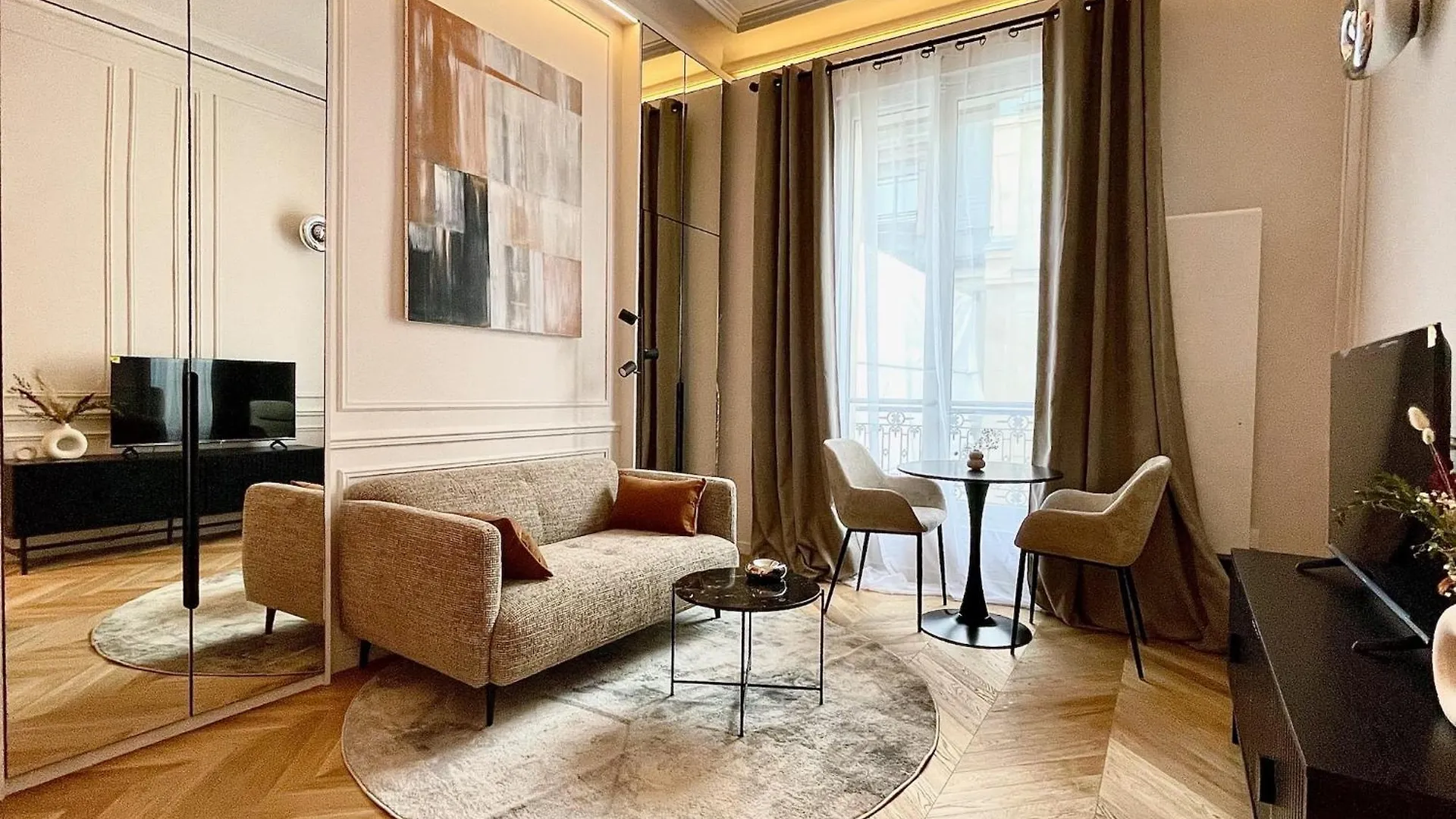 5-Star Champs-Elysees Apartment 巴黎